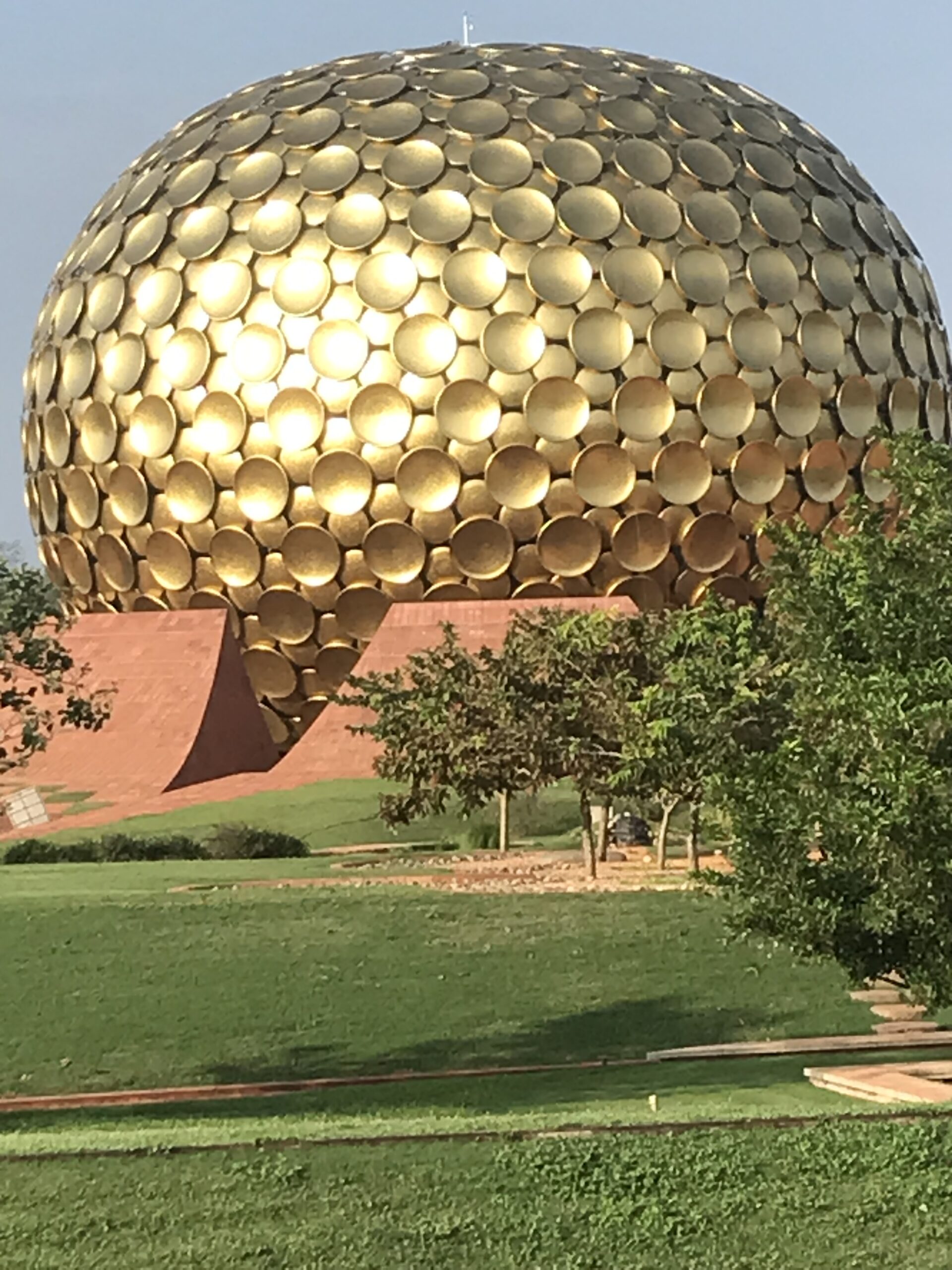 Le Matrimandir, la sphère dorée symbole d'Auroville